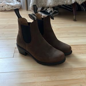 Brown small heel blundstones